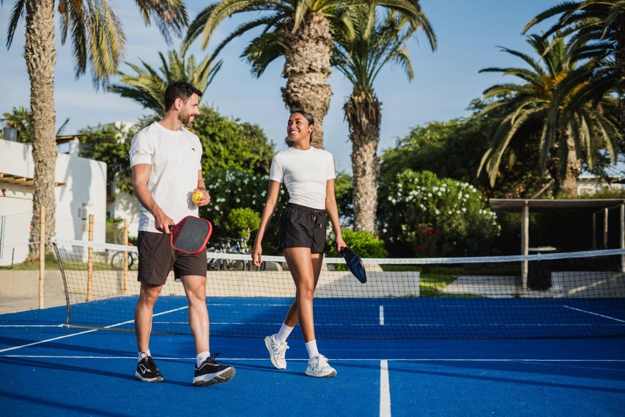 Hotel Paracas, A Luxury Collection Resort, Paracas Exterior foto Tennis players walking on a tennis court